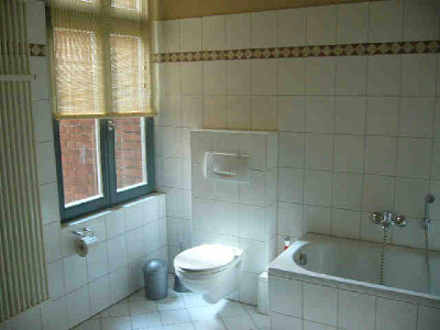 Bad mit WC, Wanne und Dusche